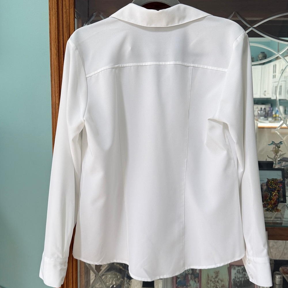Roz & Ali Women’s V Neck Button-Down Blouse Classic White SZ Small. - Picture 3 of 13
